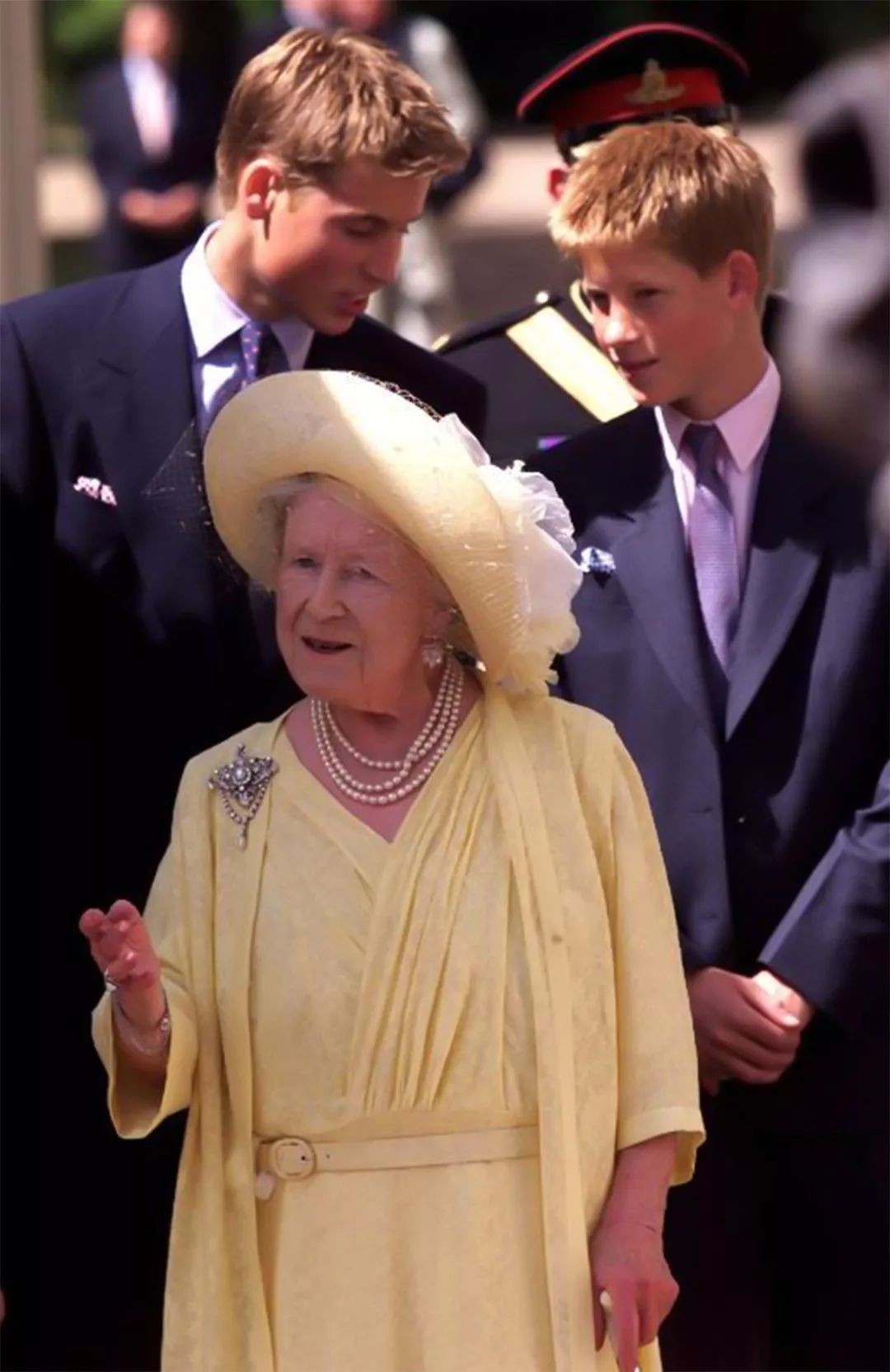 英女王母亲宠爱戴安娜,英女王哈里奶奶