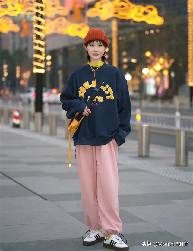 秋冬季节穿卫衣搭配什么裤子,秋季新款卫衣搭配牛仔裤衣服