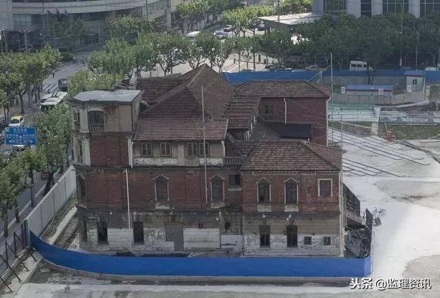 这些房子为了避免被拆的命运，也只能长腿“跑了”