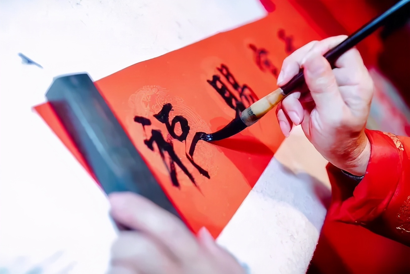 牛年扭蛋机、5折买明星同款、年味美食买一赠一，新春焕新颜