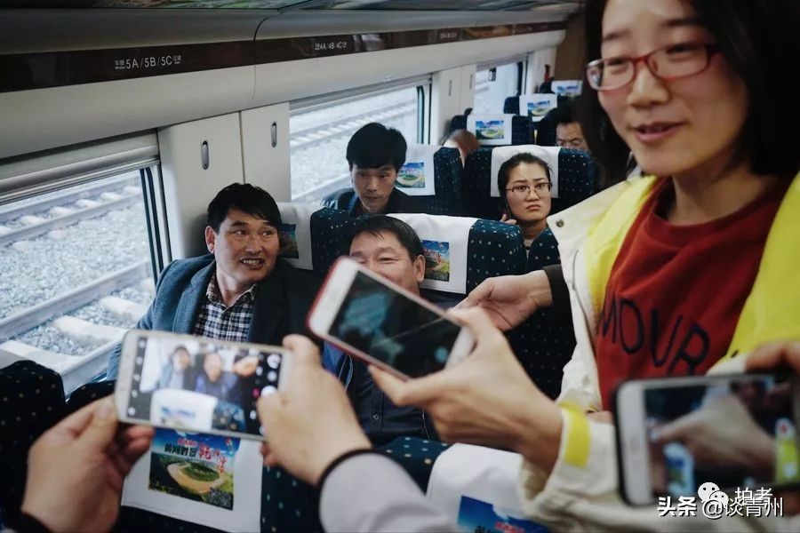 大衣哥朱之文买新车引围观,大衣哥朱之文被农民围观