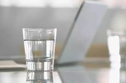 如何正确喝水才能改善皮肤,多喝水可以让皮肤变细腻吗