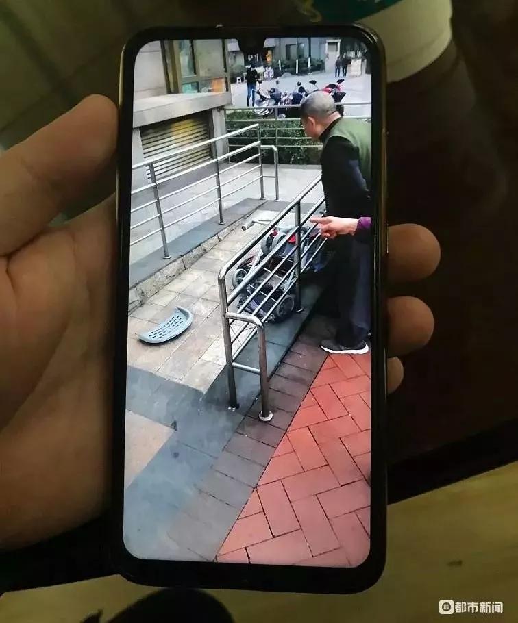 真是服了！高空抛物又来！贵州一女子小区散步，“钢琴”突然从天而降！结果......