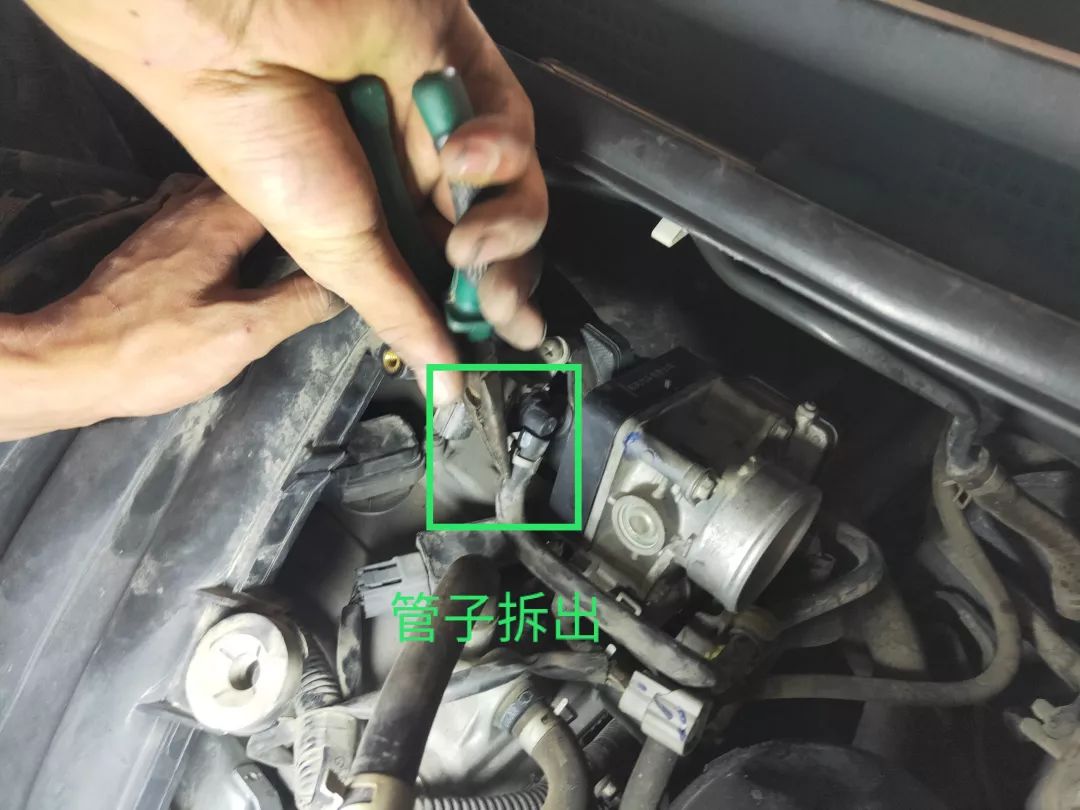 尼桑骐达1.6t更换铱铂金火花塞,日产阳光2011款换火花塞