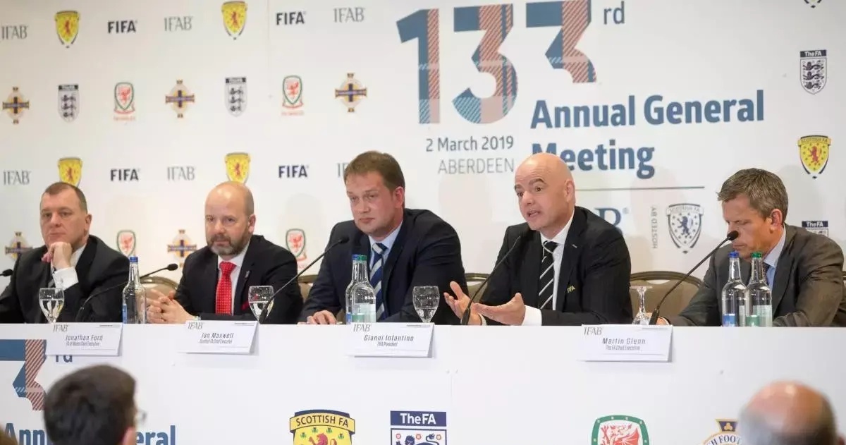 足球新规则罚点球假射,足球规则犯规与不正当行为