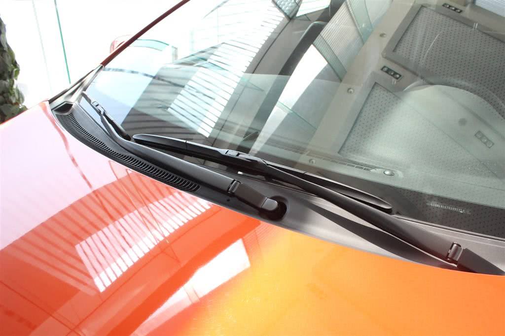 雨刮器雨刷条怎么换,雨刮器刮不彻底怎么修