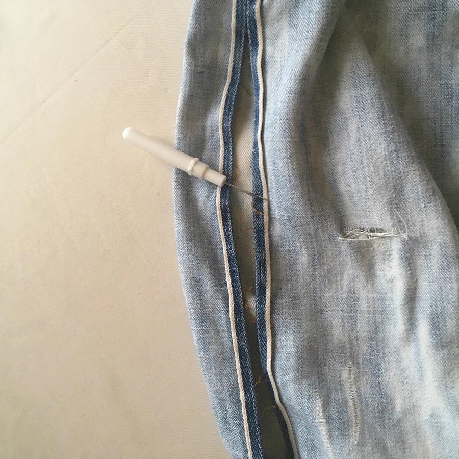 牛仔裤烂了个洞应该如何修补,牛仔裤边磨破了怎么修补