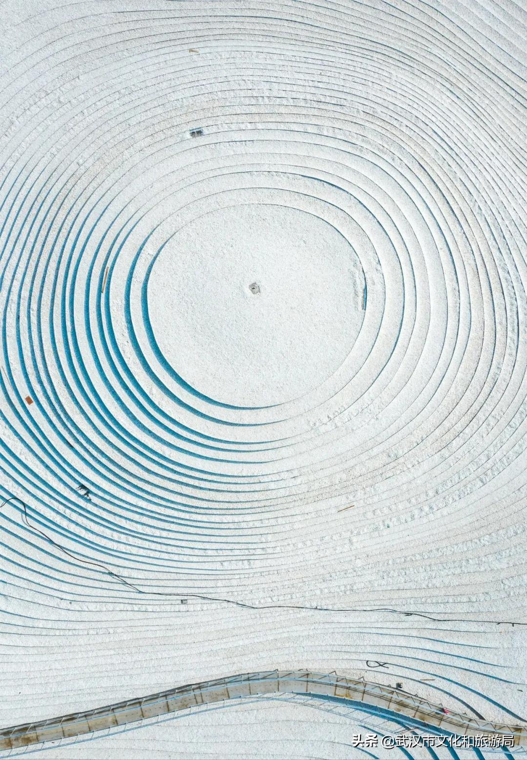 骑车给手机充电,武汉街头给手机充电路灯