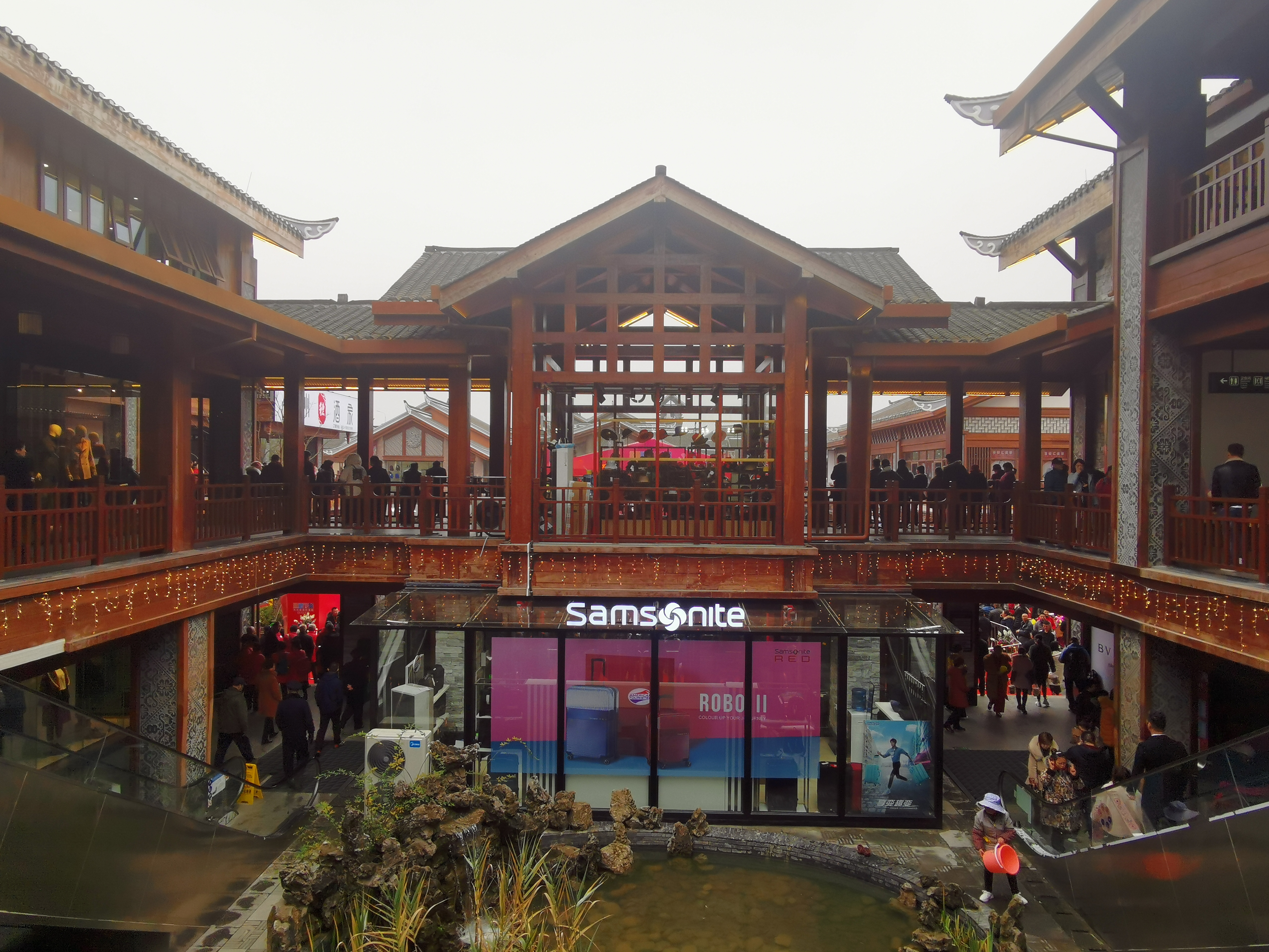 云岩万达广场开业,又见人从众