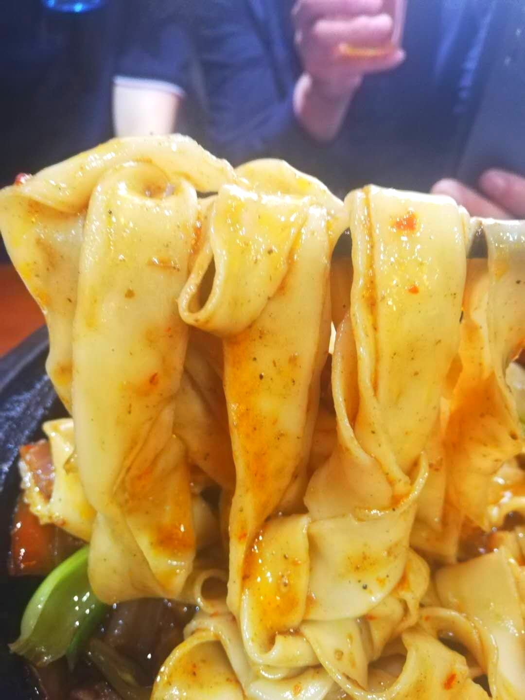 郑州十里铺街，来自于济源的知名炒鸡光光酱，味道果然可带劲儿啊