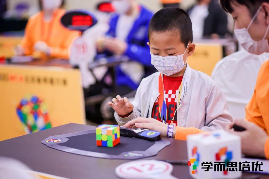 孩子玩什么魔方对学习有帮助,孩子喜欢玩魔方如何培养专注力