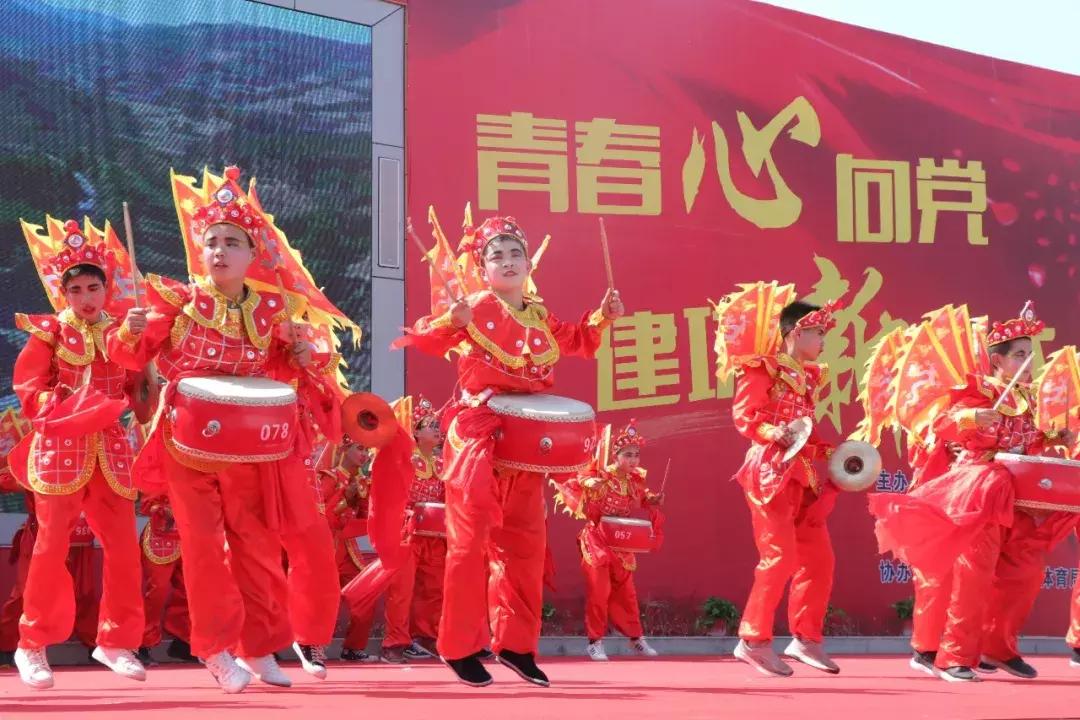 青春永向党建功新时代团日活动,青春心向党奋斗正当时入团仪式