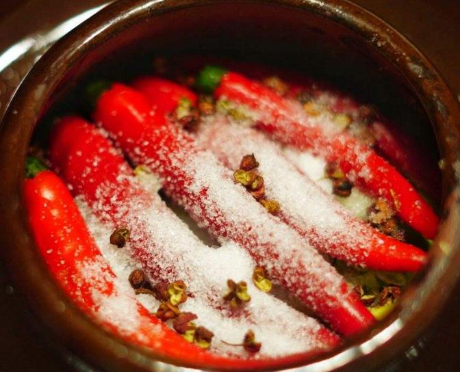 泡菜有点发黑怎么处理,泡菜起了白泡怎么办