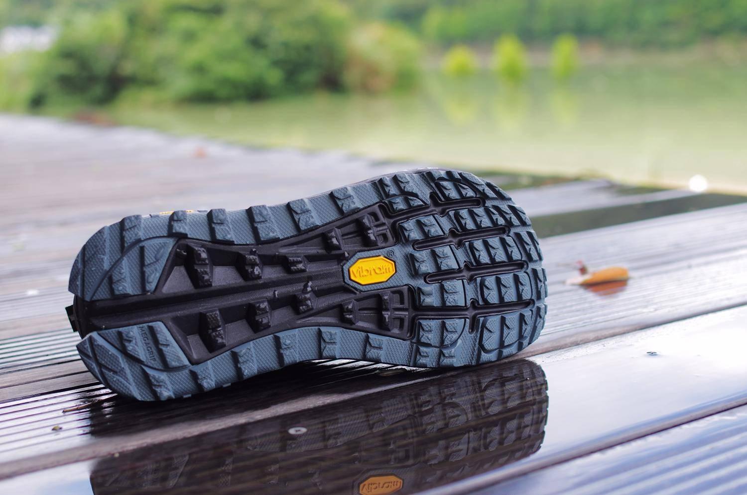 可玩性和实用性极高的跑鞋,既有缓冲又有支撑性的跑鞋推荐