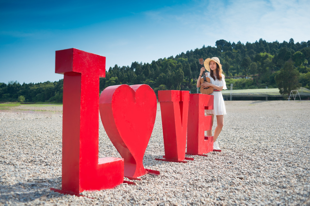 介绍相亲靠什么赚钱,单身相亲行业