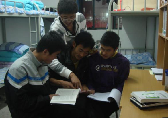 杭州高校凌晨宿舍不关灯,浙江高校一男生不让室友关灯