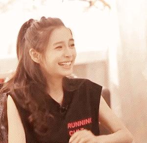 微博之夜angelababy和范冰冰撞衫,吴谨言和angelababy撞衫又撞脸