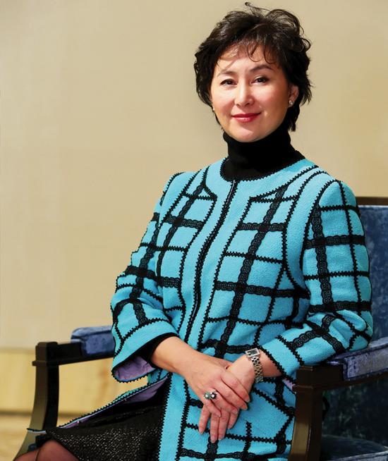 何超琼的传奇人生,何超琼的智慧与超凡的能力