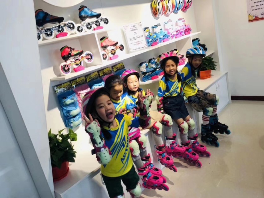 艺启轮滑培训中心,乐趣荟广场轮滑培训