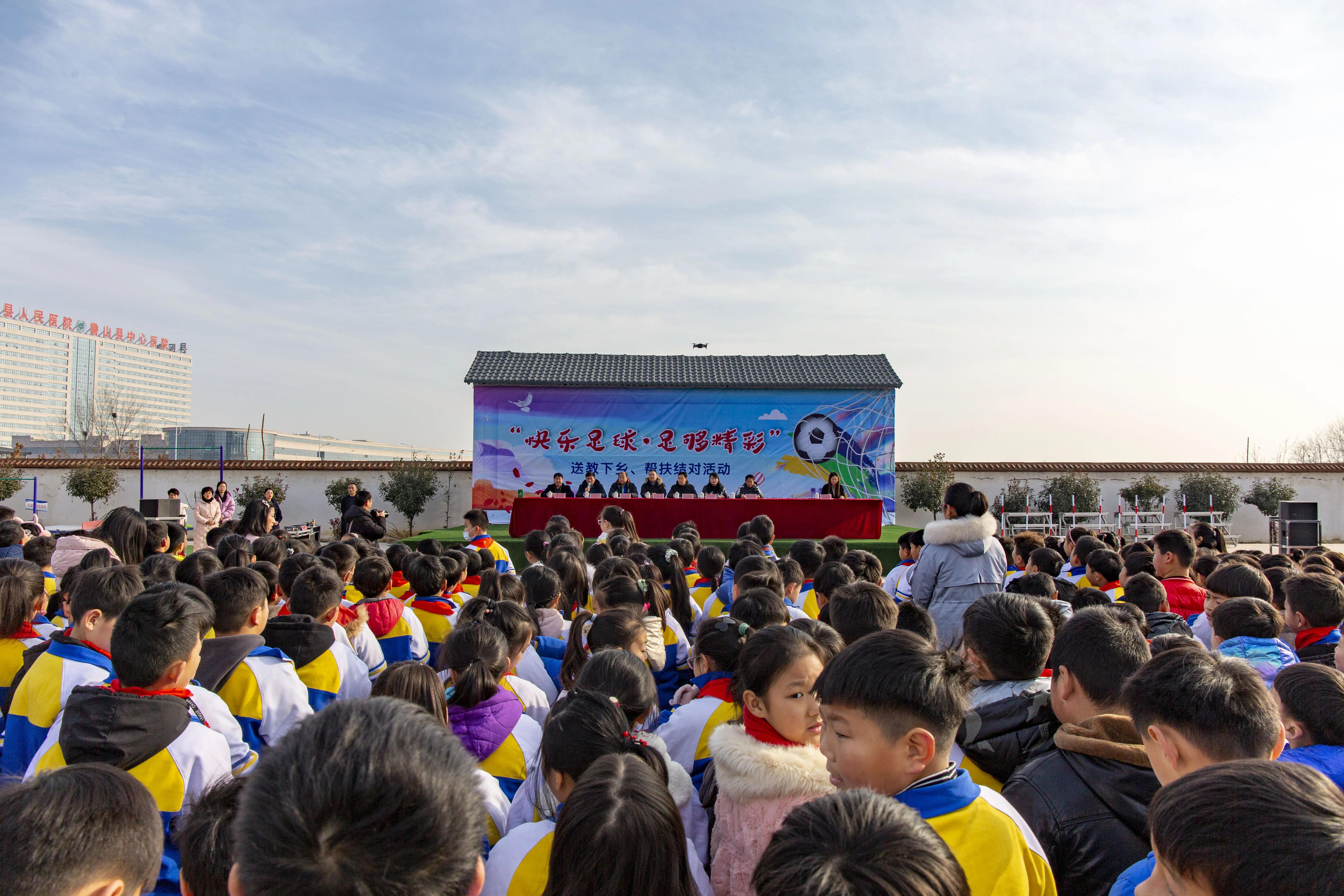 蹇箰瓒崇悆浼存垜鎴愰暱鍏崇埍鐣欏畧鍎跨,瓒崇悆閫佹暀涓嬩埂娲诲姩