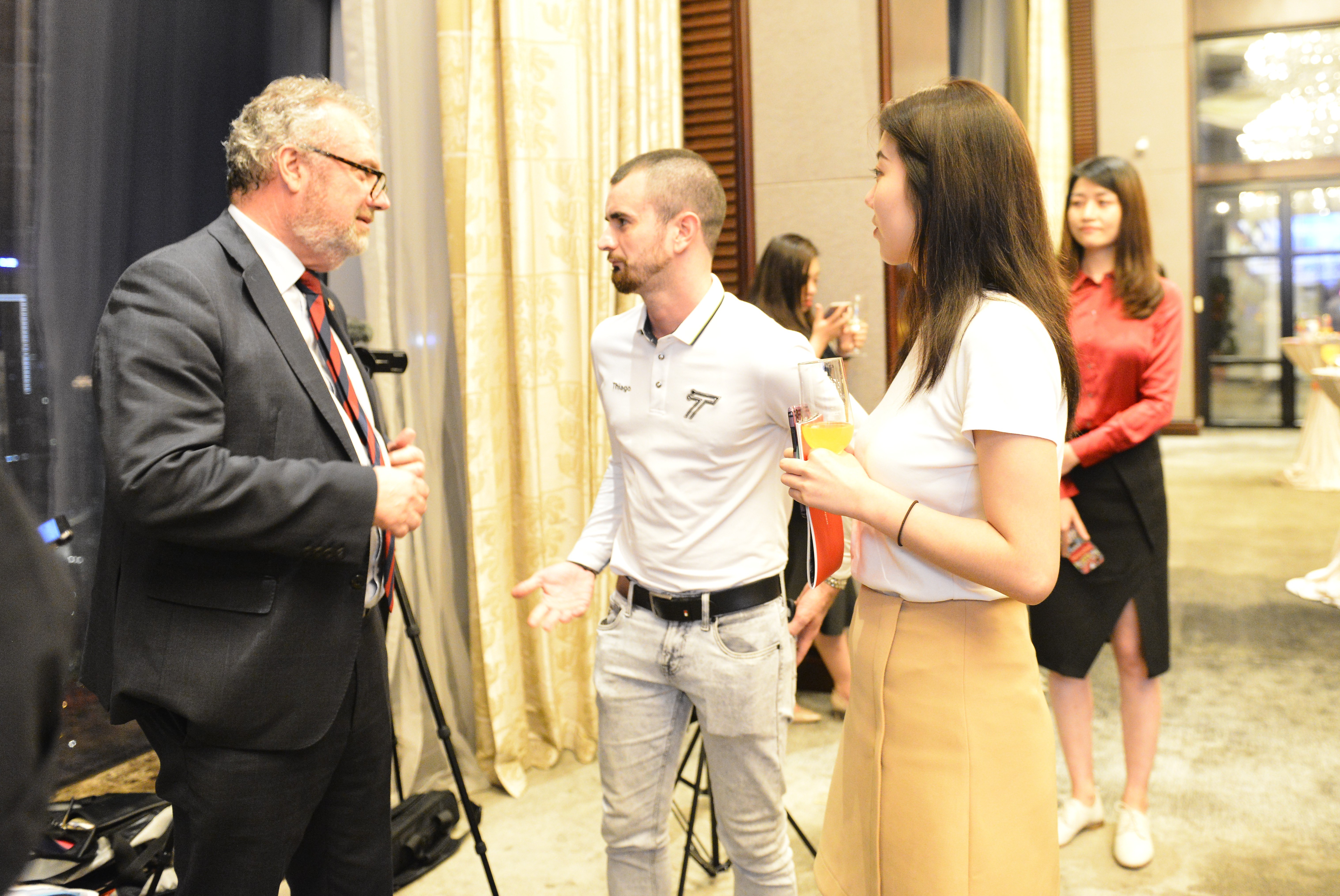 伦敦副市长与微队队长联袂演示智能足球感知技术