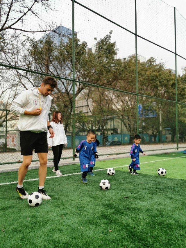 足球运动对少年儿童成长的好处,足球运动对幼儿身心发展的益处