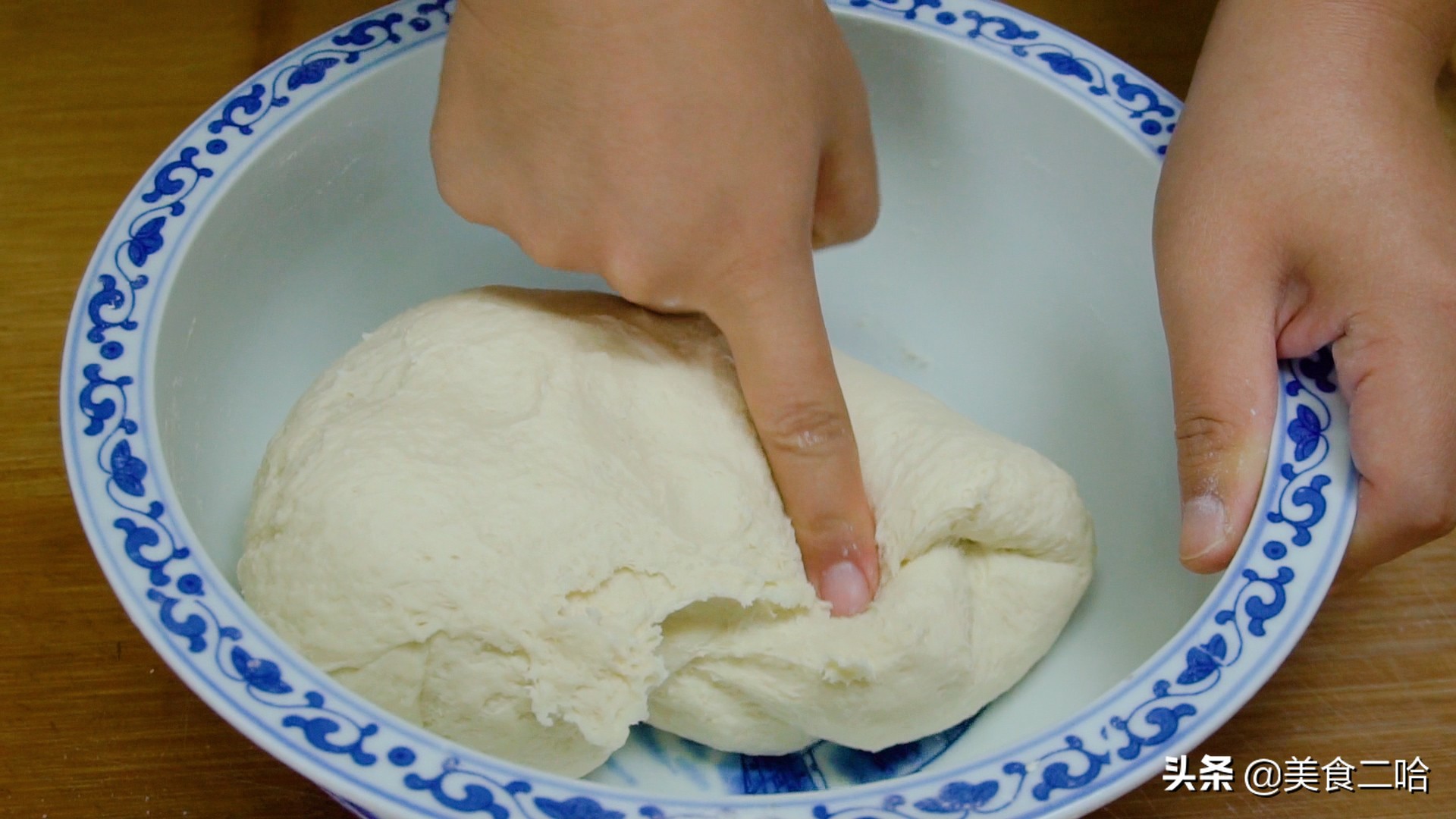 面点师饼皮酥脆的和面方法,面点师教你做油炸饼的视频教程