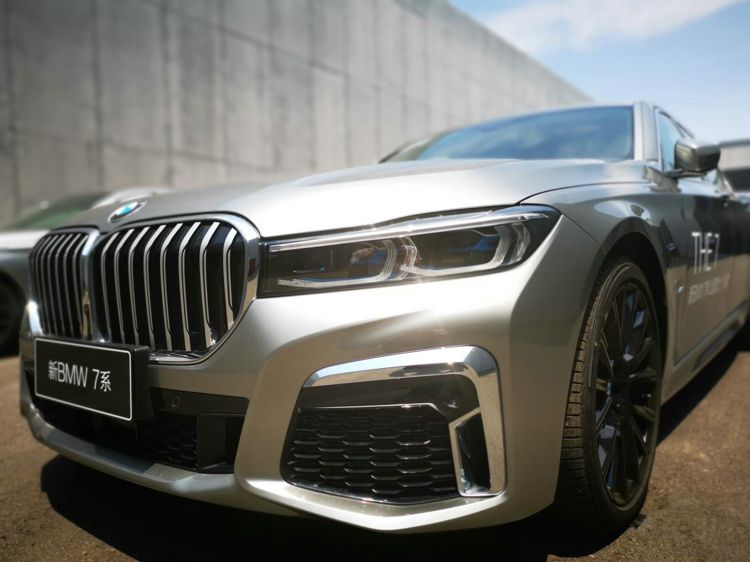 奔驰S级的恐惧！试驾新款宝马7系这才是旗舰该有的模样