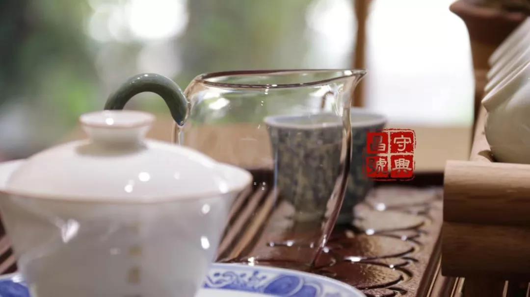 品饮普洱茶有哪些感受呢,普洱生茶喝后口腔发涩是怎么回事