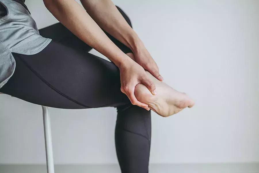 跑步导致脚底板疼,跑步脚底板疼怎么康复