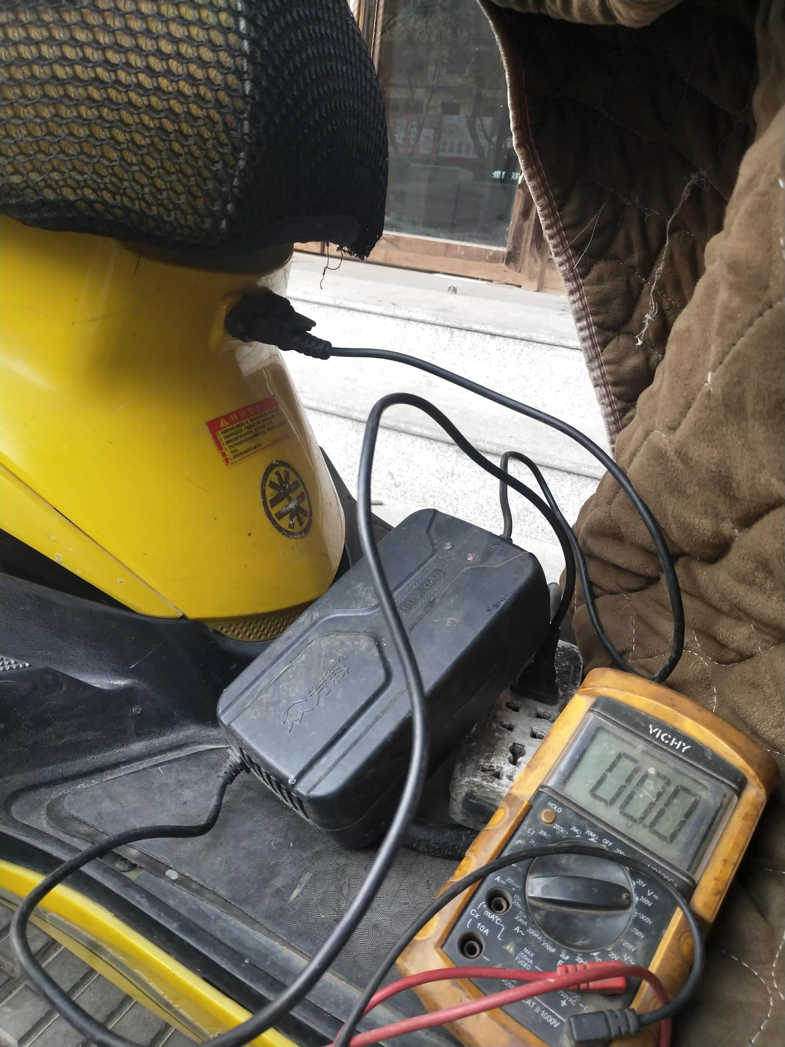 电动车充电器空载红灯闪嗒嗒响,电动车充电时充电器闪烁怎样修理