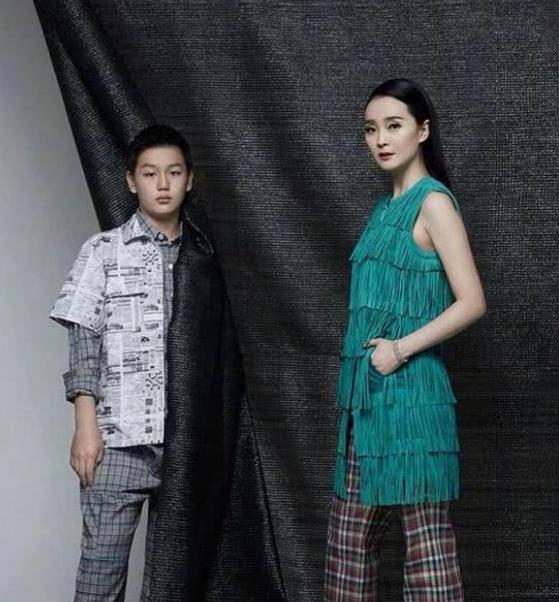 给婆婆洗脚被婆婆脚踢倒,给婆婆洗脚还被打