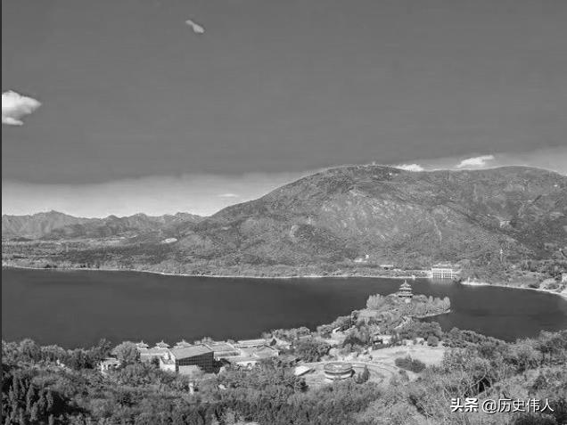 修建十三陵水库时，周恩来参加义务劳动：我作为总理就该多拉几车