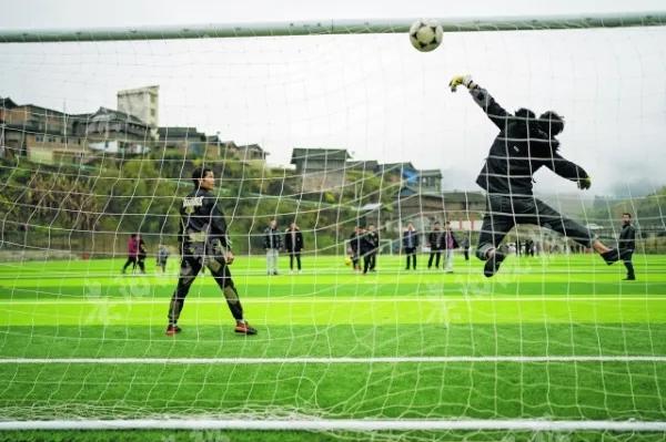 七十二侗寨足球场,黎平足球场人造草皮