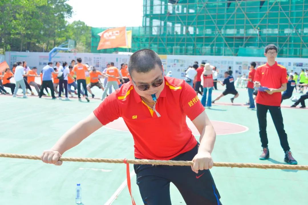 “老师,你拔河的样子真美!”“谁拍的赶紧撤!!!”