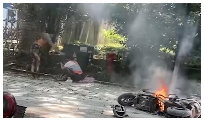 电动车三元锂电池爆燃视频,锂电池电动车爆燃视频