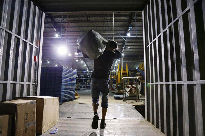 快递卡车司机每天日常生活,快递货车司机的一天