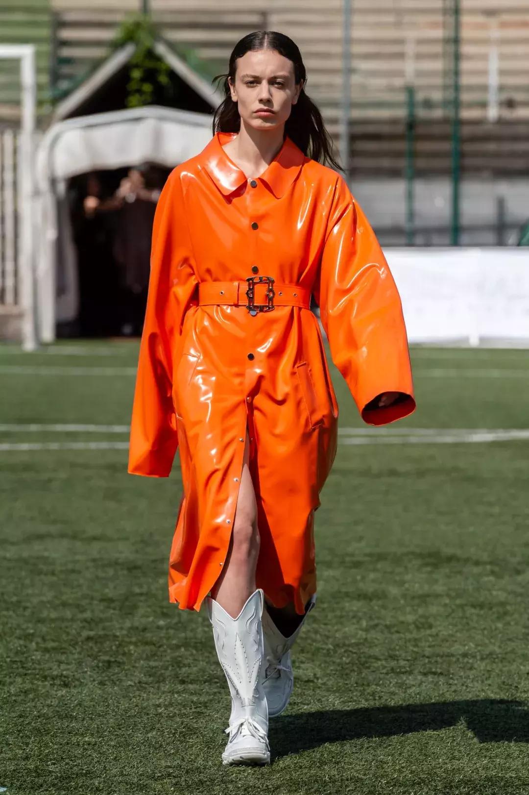 今年爆款皮毛一体女装,高档红色皮毛一体女装新款