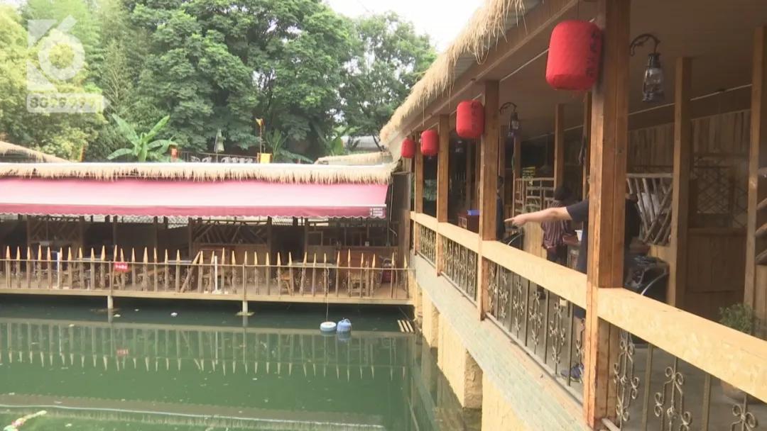 女子排队卖小吃被插队,女子餐厅买单时被插队