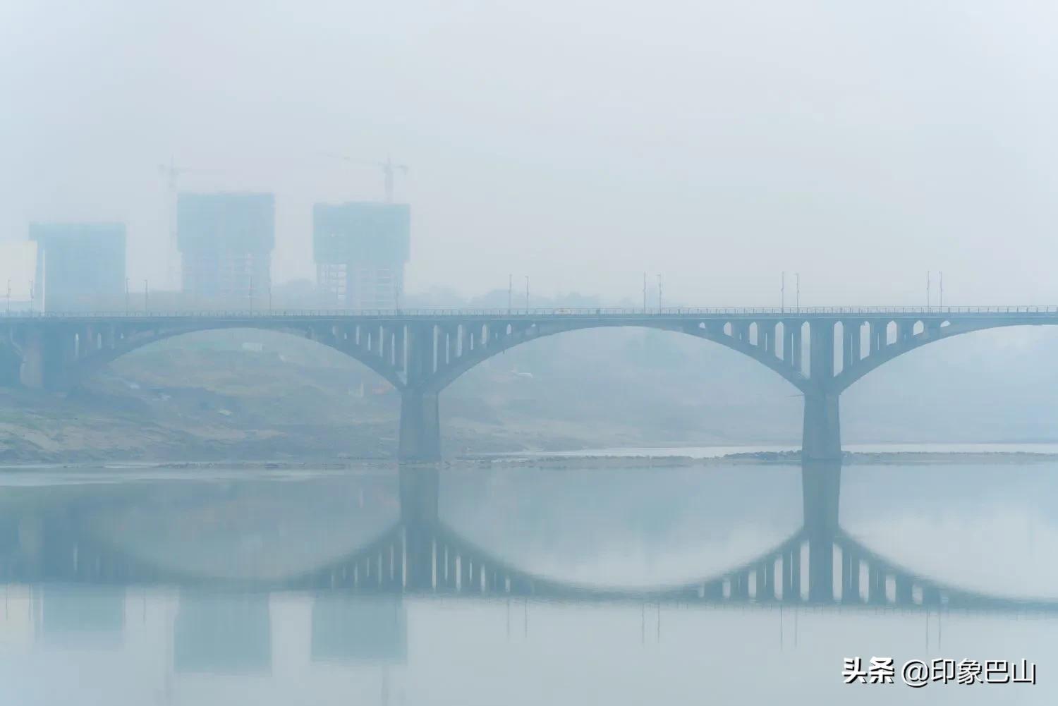 四川达州：烟雨笼渠江抛竿垂钓闲对饮或群嬉不觉冬日寒