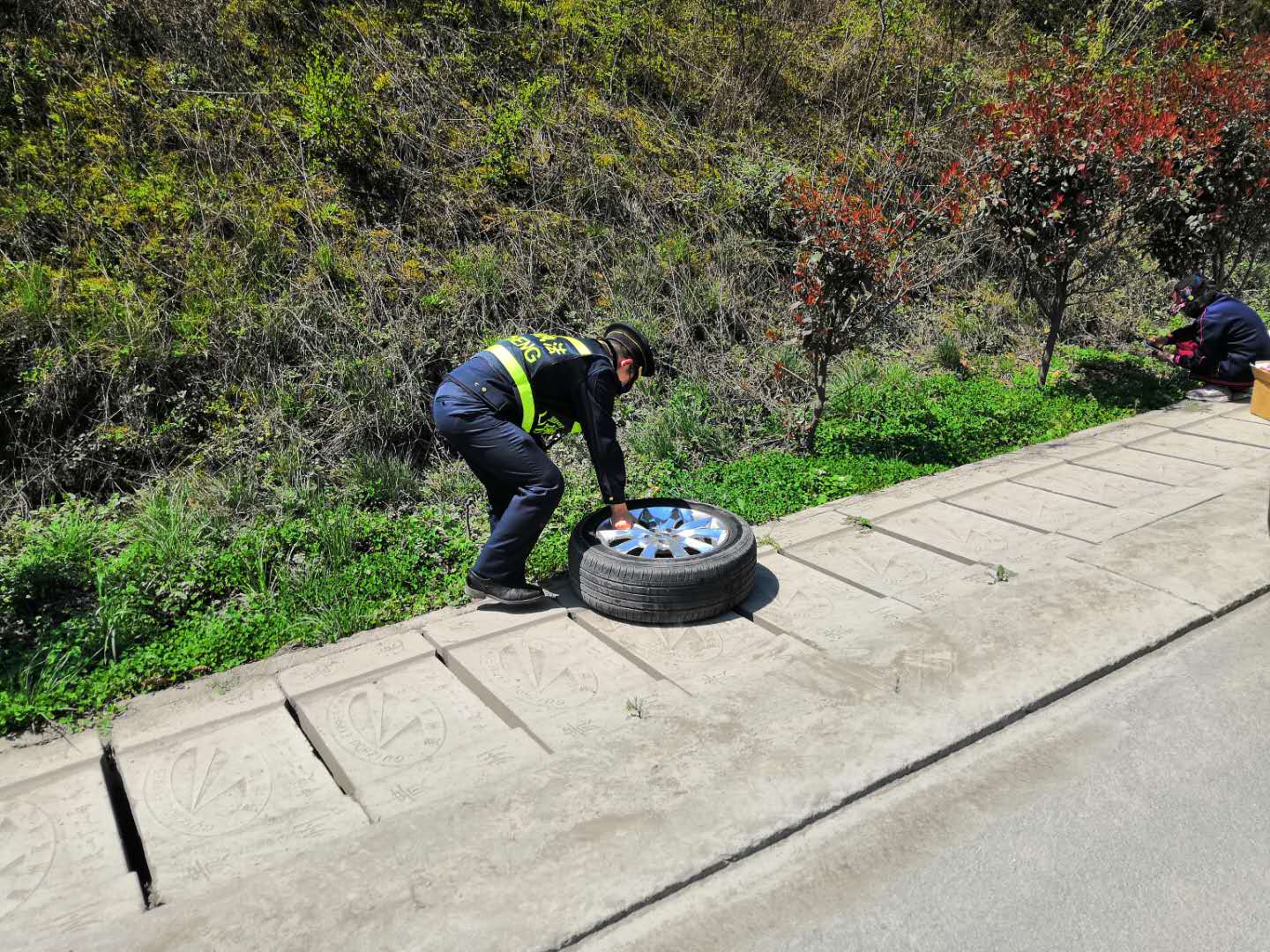 成都司机在贵州高速上送钱不成，要了微信后发来这个…