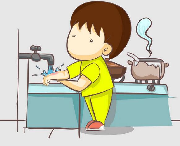 烧伤、烫伤了后如何急救，用冷水冲也讲究学问