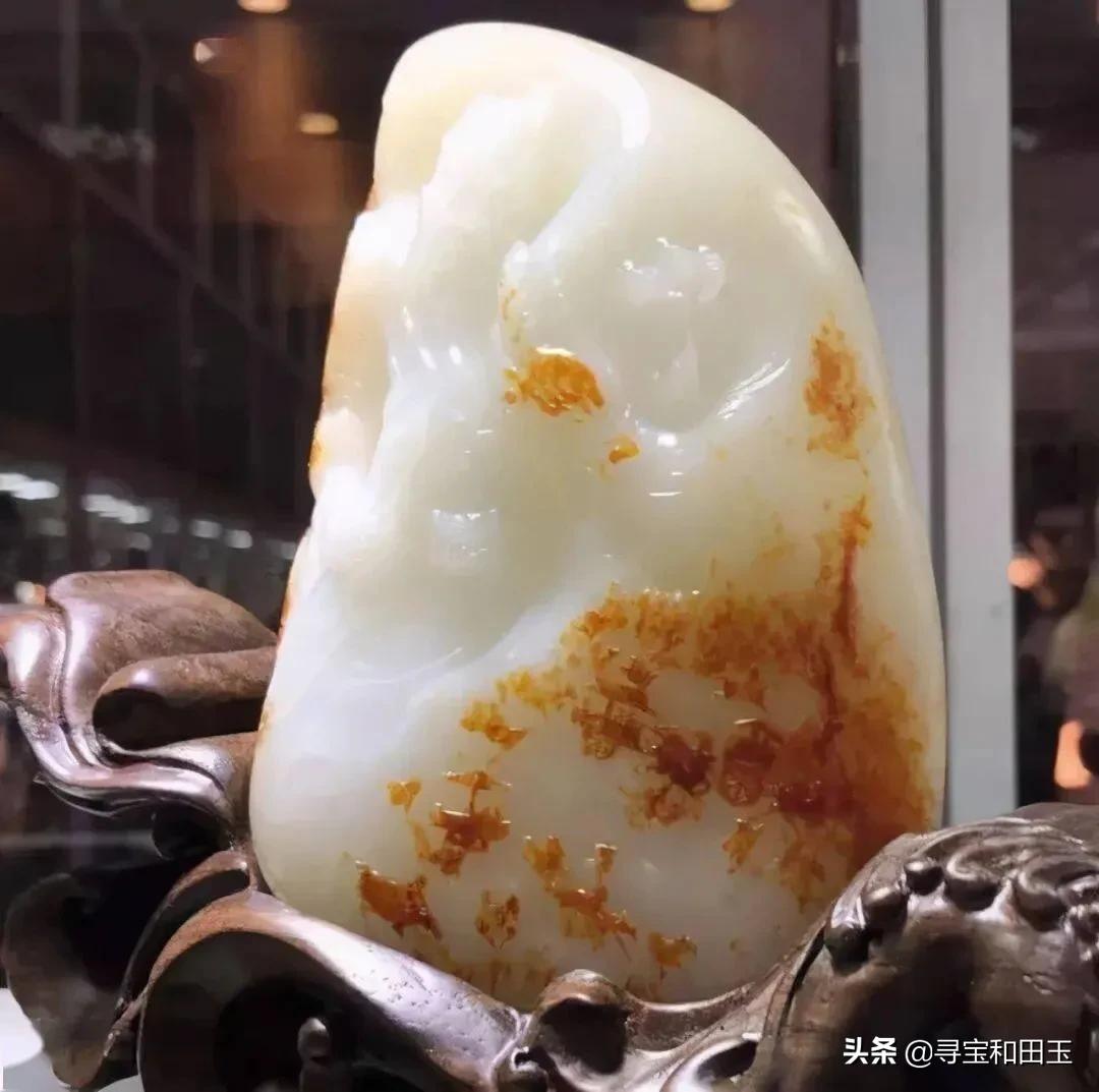 和田玉如何打灯看肉质是否细腻,和田玉沁色与染色在肉质里的表现