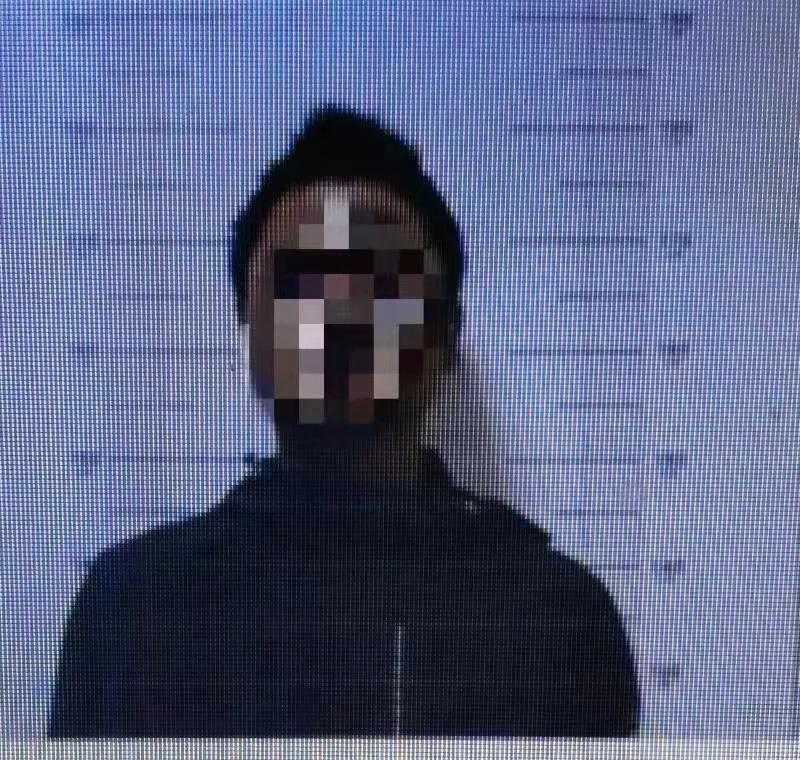 空手套白狼男子,男子空手套白狼五千块