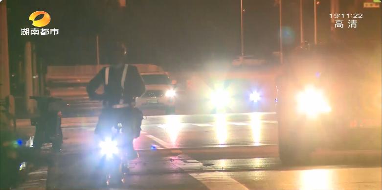 在长沙，一位的哥和一位代驾的夜晚