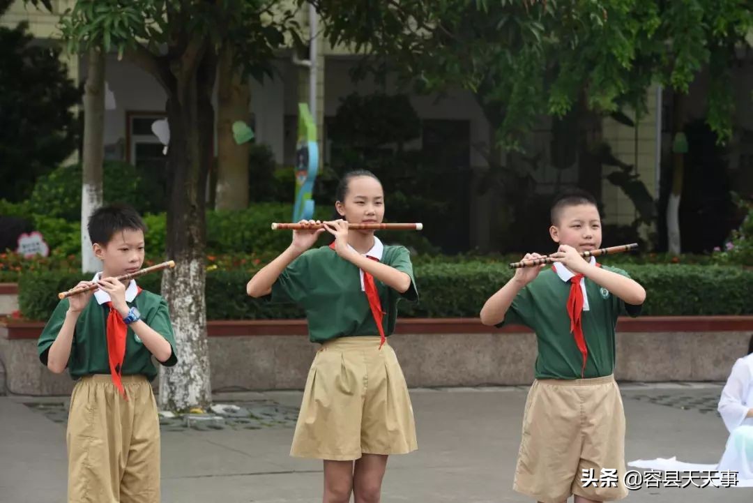 3000多名师生传递国旗为祖国庆生,万名师生用歌声庆祝祖国华诞