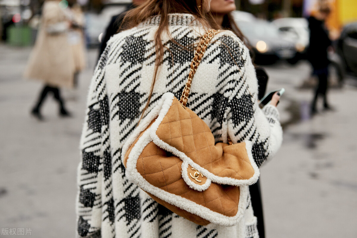 适合冬天背的百搭包洋气,现在流行这样的小包包时髦又洋气