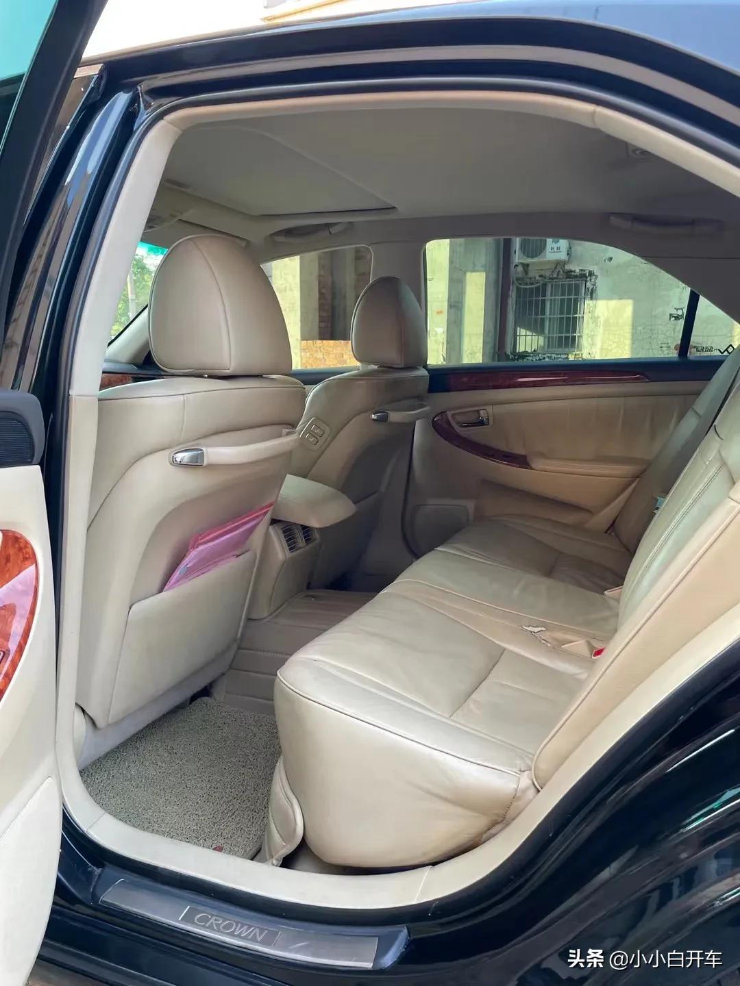 经典2014年皇冠情怀老车,05年皇冠3.0还值得入手吗