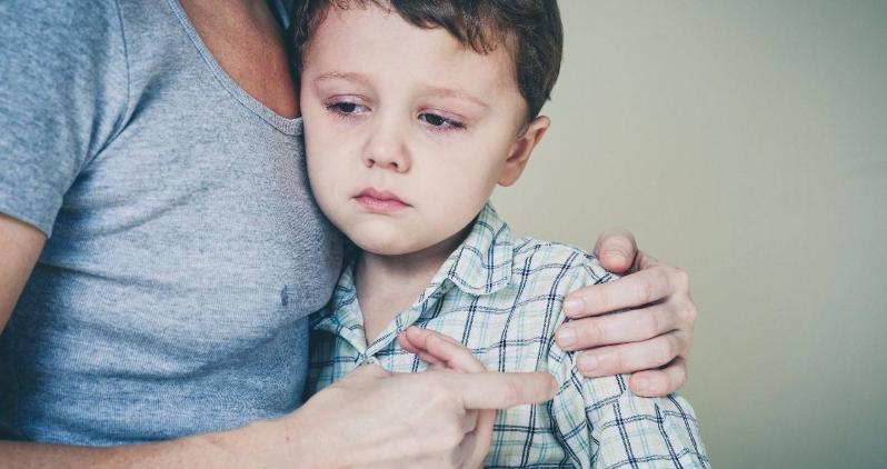 孩子粘妈妈应该怎么和孩子沟通,如何解决孩子过分黏妈妈