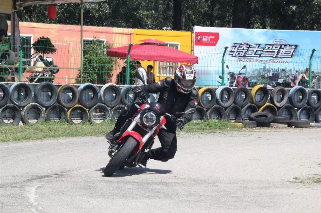 骑摩托去参加摩博会,赛科龙摩博会试驾视频